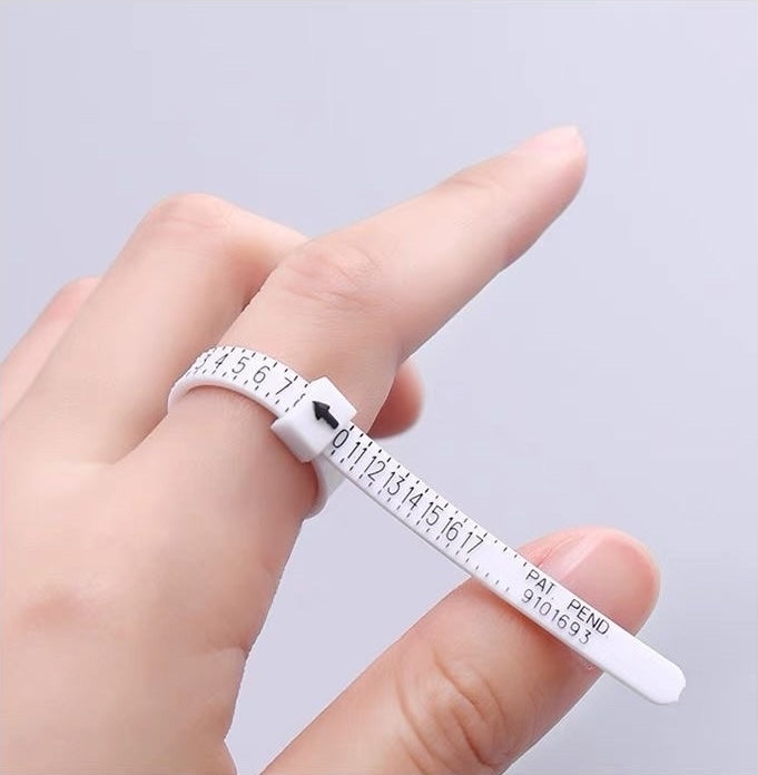 Ring Sizer: Reusable Gauge for Measuring Finger Sizes 1-17 (USA) - Luslumin Jewelry